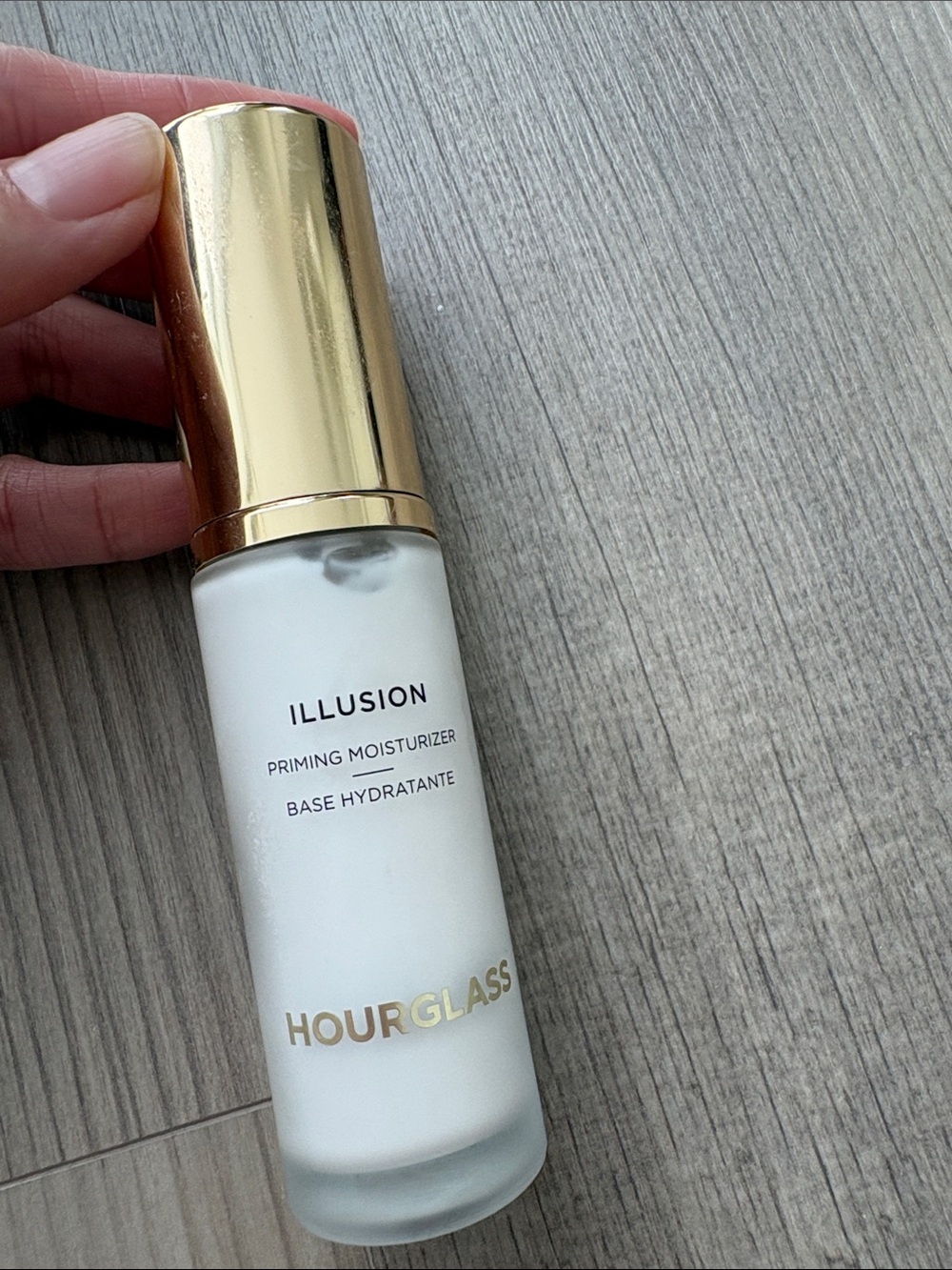 Hourglass Illusion Priming Moisturizer - White & Gold Bottle